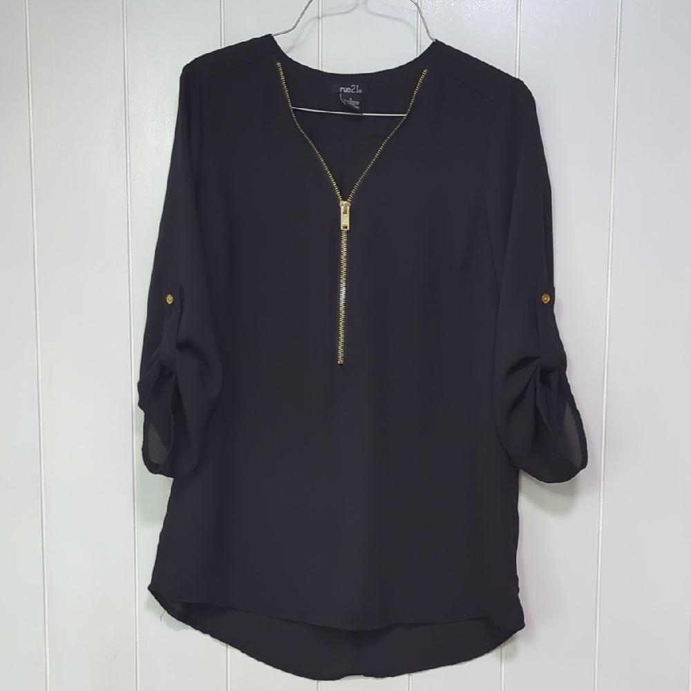 ❤️5/$25 Black Zipper Blouse by Maurices